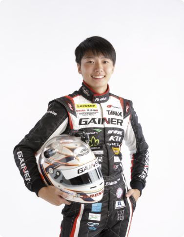 レーシングドライバー塩津 佑介さんの写真